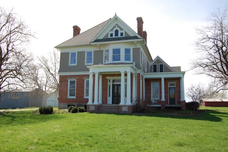 1501 E. Washington, Pittsfield, IL  62363