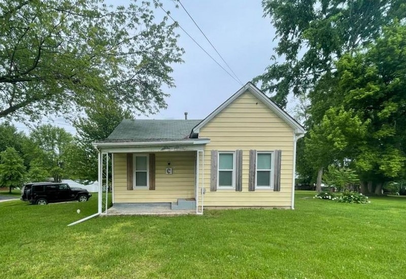 608 Clarksville Rd., Pittsfield, IL  62363