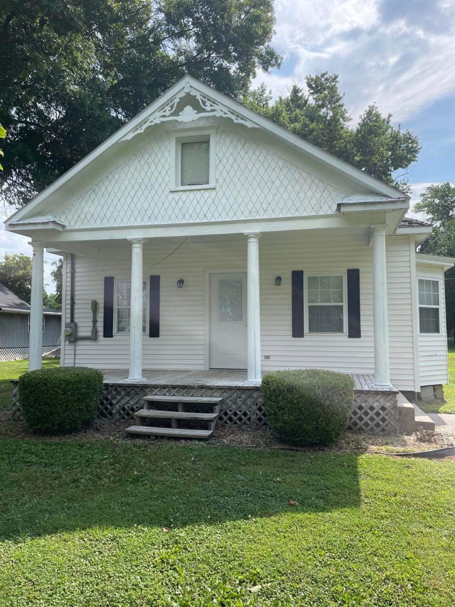 370 S. Walnut, Hull, IL  62343