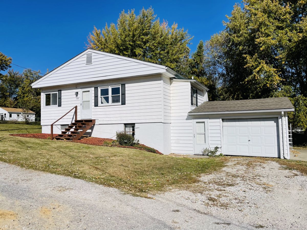 120 E. Kellogg, Pittsfield, IL  62363