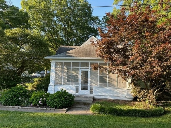 190 E. Grand St., Kinderhook, IL