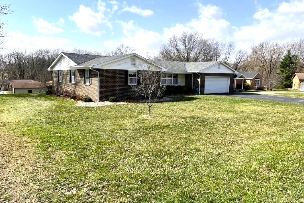 1225 Sunset Drive Pittsfield, Illinois 62363