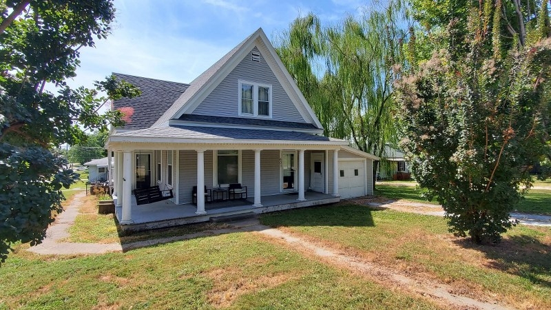 601 W. Quincy St., Pleasant Hill, IL  62366